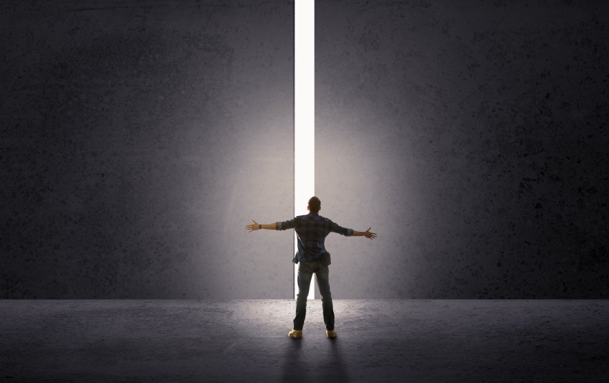 Une pièce noir une porte lumineuse s'ouvre