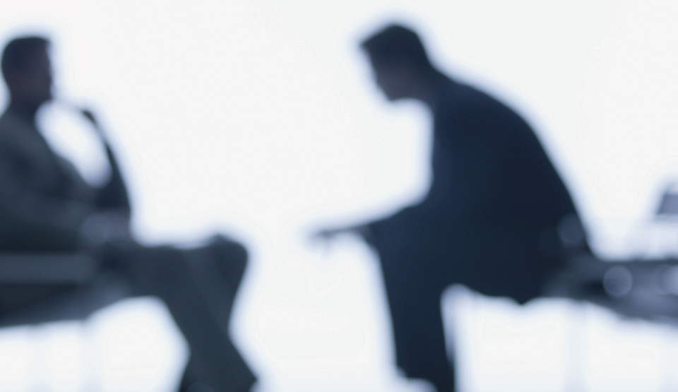 Deux hommes parlent avec sérieux