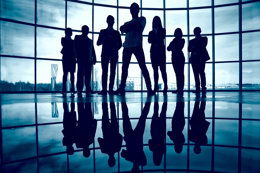 Silhouette d'un groupe rassemblé et confiant