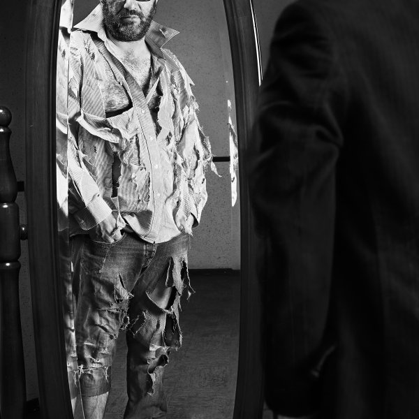 Autoportrait d'un chef d'entreprise au vêtements laminés
