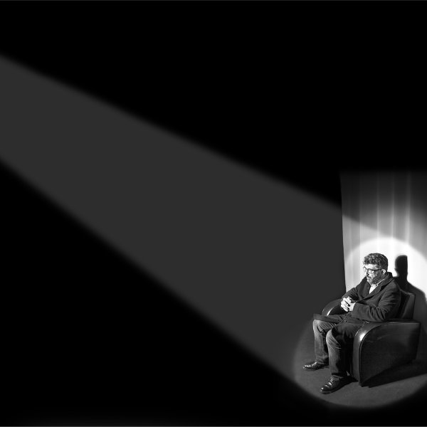 Un homme seul dans un faisceau de lumière