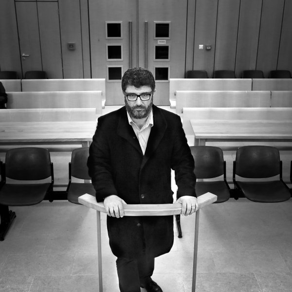 Un homme seul à la barre d'un tribunal